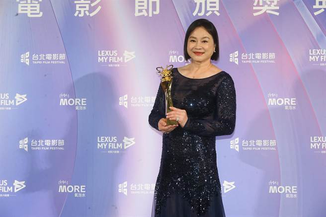 陆小芬特地把奖献给导演傅天余，称有导演才有这个奖项。（粘耿豪摄）