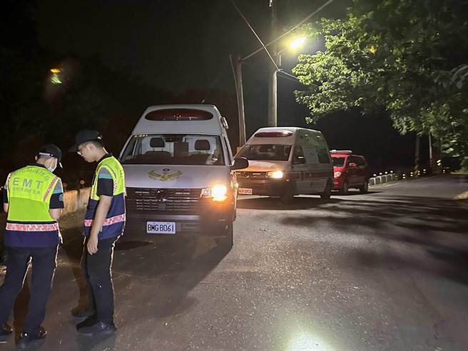 何男事後在警消的協助下，平安下山。而家屬已經在山下等待，與警消道謝後，平安返家。（民眾提供／吳建輝彰化傳真）