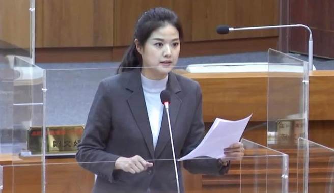 ▲市议员曾怡芳表示，曾经饲养的小狗也是惨遭未栓好的大狗咬死，因此能感同身受。并呼吁饲主一定要繫好狗炼，保护自己也保护他人。（翻摄画面／徐佑升基隆传真）