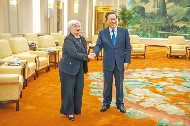 中國國務院總理李強7日在北京人民大會堂接見來訪的美國財長葉倫。圖／美聯社