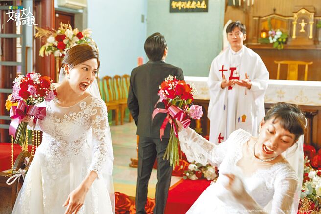李国毅（右后）客串演神父替黄薇渟（左）、陈妤证婚。（卫视原创提供）
