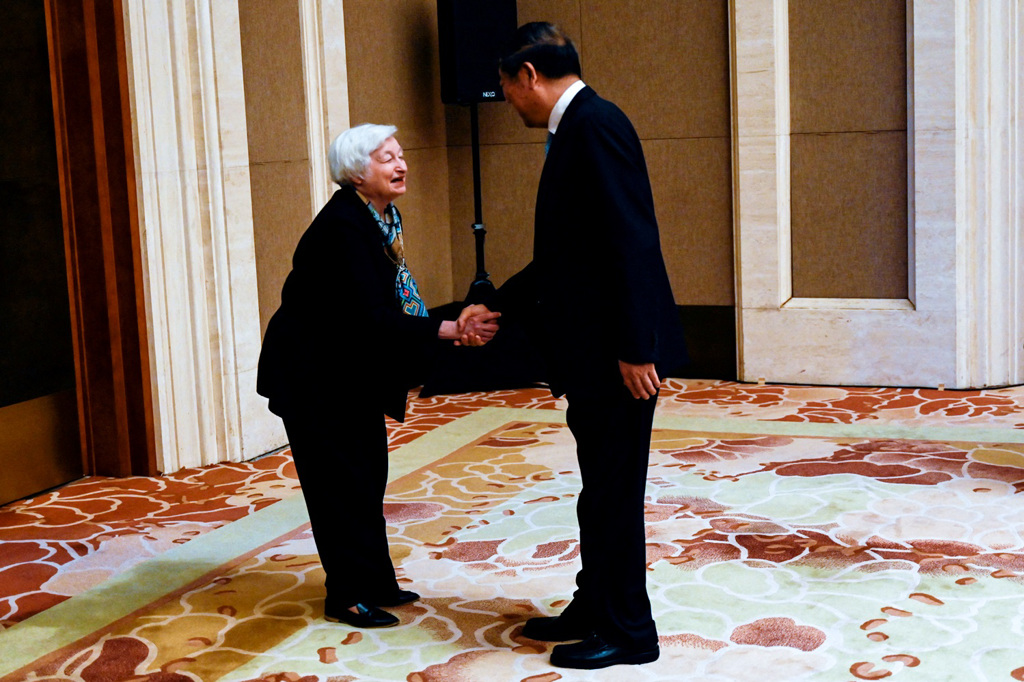 美国财政部长叶伦（Janet Yellen）8日会晤大陆国务院副总理何立峰时，热情、友善与对方握手，被认为至少三度对何立峰「鞠躬」。（图／路透社）(photo:ChinaTimes)