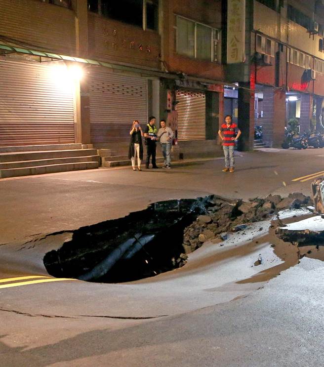 北市南京西路发生路面坍塌意外，台北市议员陈怡君(图左)、永乐里长林宗颖(图右)到场会勘。（赵双杰摄）