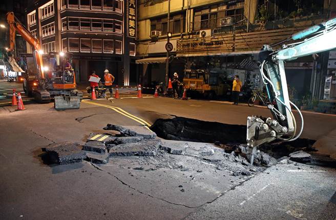 北市南京西路发生路面坍塌意外，目前尽速抢修中。（赵双杰摄）