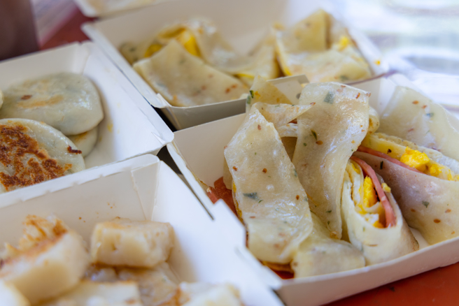 一名男子日前到早餐店吃早餐，老板娘向他表示，10号起所有品项加蛋会降5元。（图／示意图，达志影像）