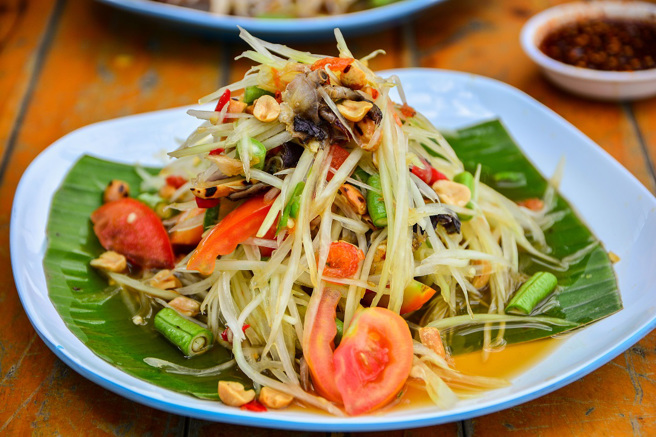 泰国一名女子在青木瓜沙拉中发现一排牙齿，且疑似来自人类，让她吓得当场呕吐。(示意图/达志影像)