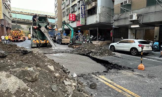 台北市大同區南京西路8日深夜出現天坑，目前現場已經灌漿完成，並且正在重新鋪設路面。（陳怡君辦公室提供／丁上程台北傳真）