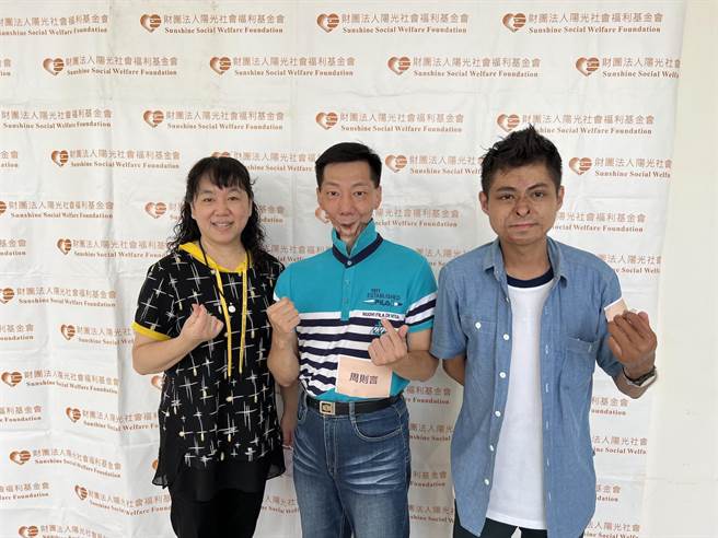 阳光基金会今（9）日在高雄凤山区举办第6届阳光歌手大赛，一些生命勇士包含罹患口腔癌的阳光歌手周则言（中），以及曾经全身35％烧伤的许智钧（右）出席歌唱比赛。（林瑞益摄）