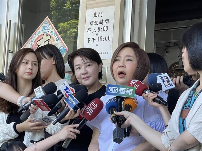 台北市第五选区（北中正、万华）立委参选人于美人今与前台北市副市长黄珊珊到南门中继市场拜票。（蔡佩珈摄）