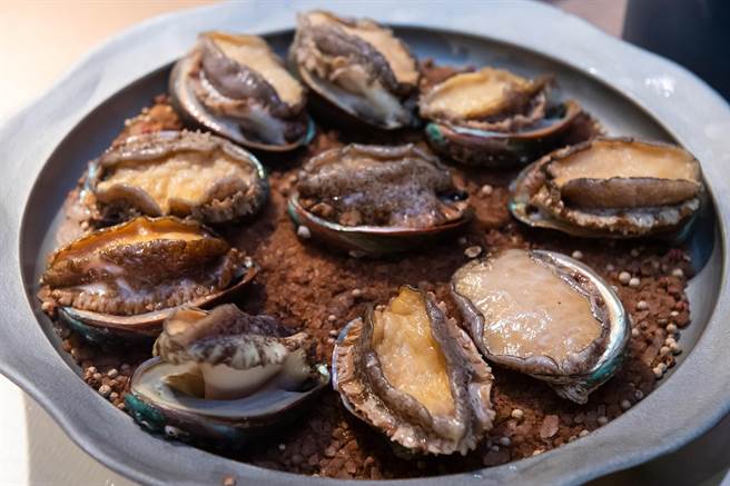 9月底前，预订16800元的宴会桌菜，每桌再送价值超过3000元的「盐焗鲜鲍鱼」一盘。（龙轩传承提供）