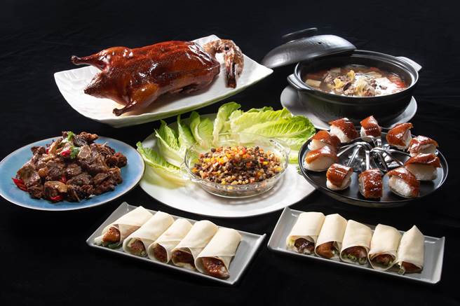 「烤鸭五吃」特选每只重达3.5公斤的宜兰樱桃鸭，先以独家配方腌制后窑烤，最后再淋热油增加外皮脆度。（龙轩传承提供）