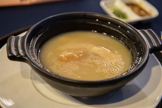 一般的宴会桌菜罕见烤鸭五吃，烤鸭五吃是品牌的镇店之宝，宴会桌菜和单点菜色都可以吃到。（龙轩传承提供）