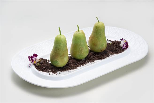 最重工序的砂锅鸡汤是「龙轩传承」的秘密武器，每锅皆熬煮8至10小时，耗时费工。（龙轩传承提供）