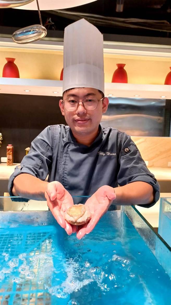 餐厅2楼的「现流鲜市」是品牌最大亮点，活水鱼缸内有各式生猛活跳海鲜，直接把渔港搬到餐厅。（龙轩传承提供）