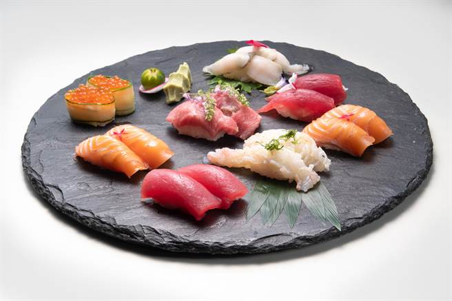 自家渔船的渔获从产地直送餐厅，大型水缸内的新鲜海产，现点现煮，新鲜看得到、也吃得到。（陈韵萍摄）