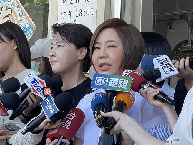 前台北市副市长、柯文哲竞办总干事黄珊珊今与台北市第五选区（北中正、万华）立委参选人于美人到南门中继市场拜票。（蔡佩珈摄）