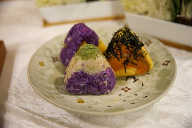 南瓜饭糰是由羽衣甘蓝蔬菜粉、黑猪肉、龙眼花茶风味米饭等在地青农所提供的食材手作而成。(黄敬文翻摄)