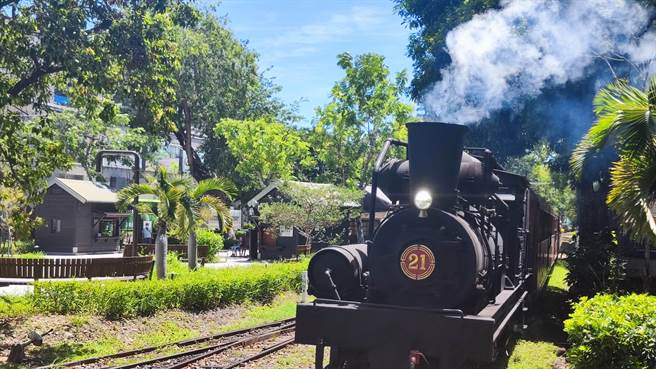 随着蒸汽火车缓缓驶过，司机不时鸣笛，却不见过往排放的黑烟，取而代之的反而是白色的水蒸气。（林良齐摄）