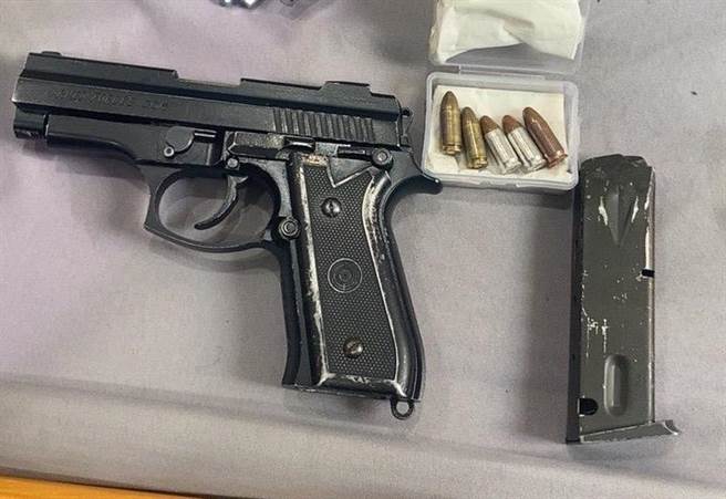台南警方逮回因3案遭通緝的賴男，查扣賴男涉持有的改造手槍與子彈。(警方提供／曹婷婷台南傳真)