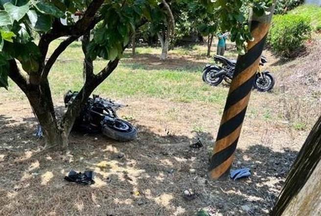 重机车摔落路旁果园。（民眾提供／李京升苗栗传真）
