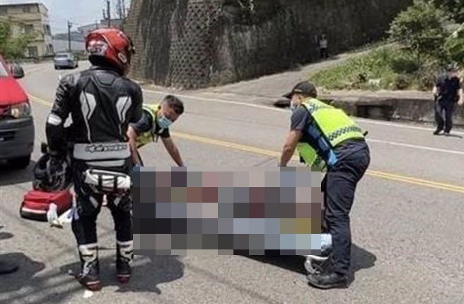 救护人员协助将伤者送医。（民眾提供／李京升苗栗传真）