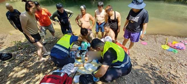 救护人员接手CPR并将少年送医。（民眾提供）