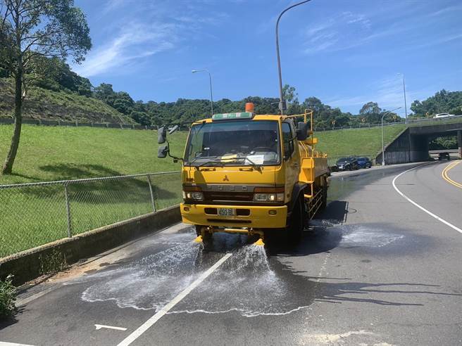 根据环保局统计，这波热浪北市府各机关调适因应措施执行成果包括，环保局道路高温洒水里程207公里，计使用回收水420公吨。（环保局提供／蔡佩珈台北传真）