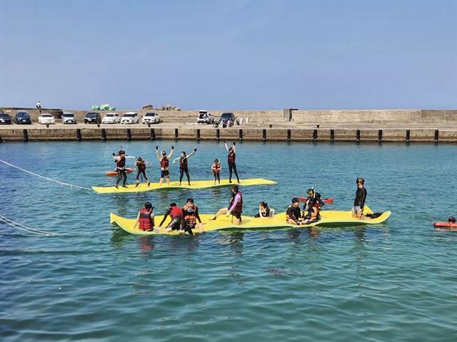 新北市渔业处与台湾山海天使环境保育协会合作，在贡寮和美渔港举办一系列珊瑚復育及水上休憩活动，让民眾能够在亲水体验同时，也能为珊瑚復育尽一分心力。（新北市渔业处提供／张志康新北传真）
