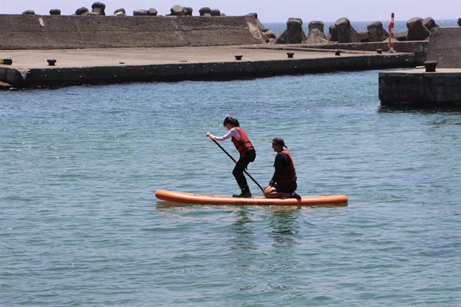 新北市渔业处与台湾山海天使环境保育协会合作，在贡寮和美渔港举办一系列珊瑚復育及水上休憩活动，让民眾能够在亲水体验同时，也能为珊瑚復育尽一分心力。（新北市渔业处提供／张志康新北传真）