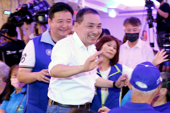 國民黨總統參選人侯友宜（中）出席土城區宜蘭縣同鄉會餐敘，在致詞時首度鬆口對前高雄市長韓國瑜道歉。（資料照,黃世麒攝）