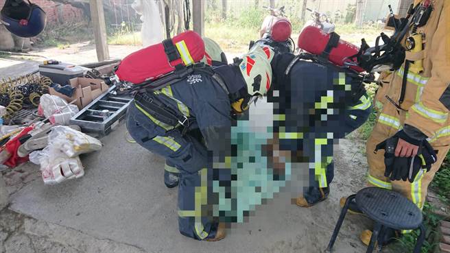 火势很快就控制，不过屋内45岁的蔡姓住户，疑似逃生不及受困火场，被消防人员发现时已经全身焦黑。(民眾提供／吴建辉彰化传真)