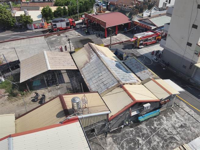 消防员到场拉起水线灌救，约30分钟就将火势扑灭，燃烧面积约20平方公尺。(民眾提供／吴建辉彰化传真)