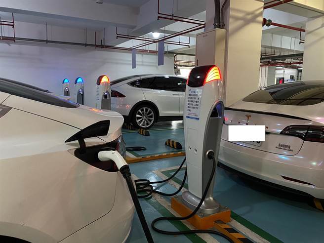 中央公园地下停车场设有51柱充电桩，目前开放12柱，其余用塑胶袋套上封存。（张亦惠摄）