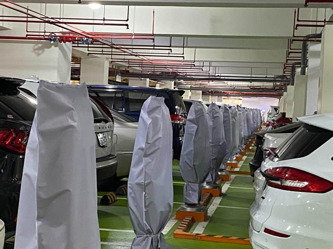 中央公园地下停车场设有51柱充电桩，目前开放12柱，其余用塑胶袋套上封存。（张亦惠摄）