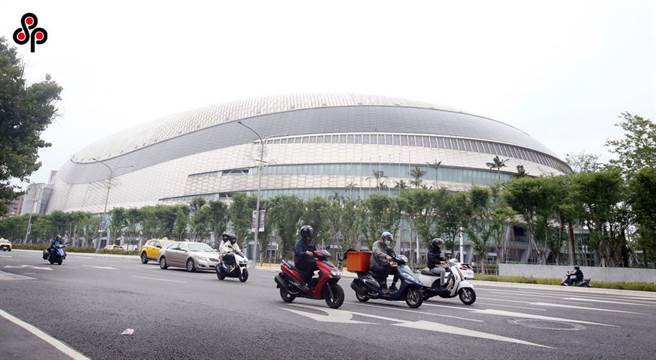 接近台北大巨蛋的捷运国父纪念馆站5号出口，电扶梯的广播出现中国大陆口音，引发民眾质疑。（本报资料照片）