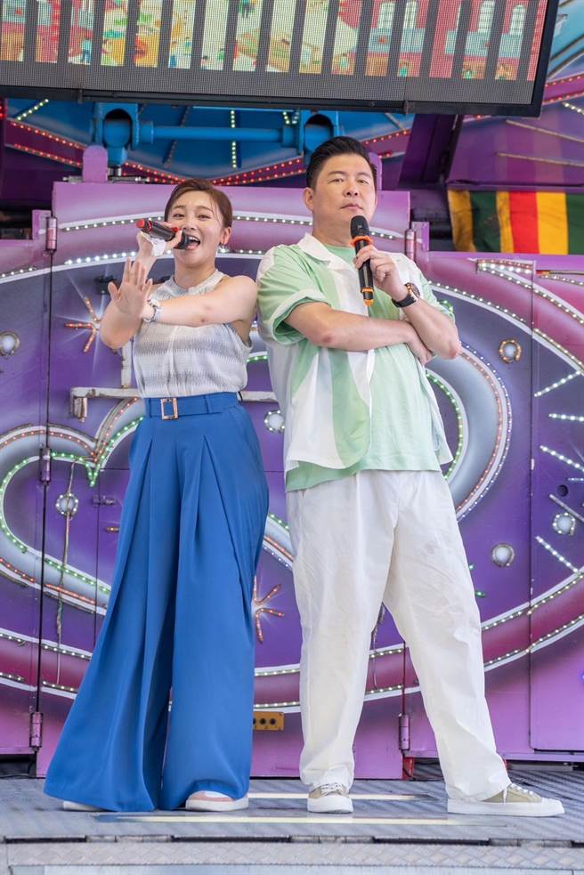 张文绮（左）和曾国城合唱，炒热现场气氛。（PaMi曾拌麵提供）