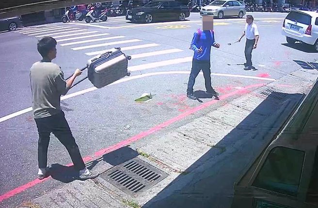 台东市今天发生随机持刀伤人案，有多名见义勇为的路人协助压制嫌犯，其中3人是父子关系。(阿弘槟榔提供／蔡旻妤台东传真)