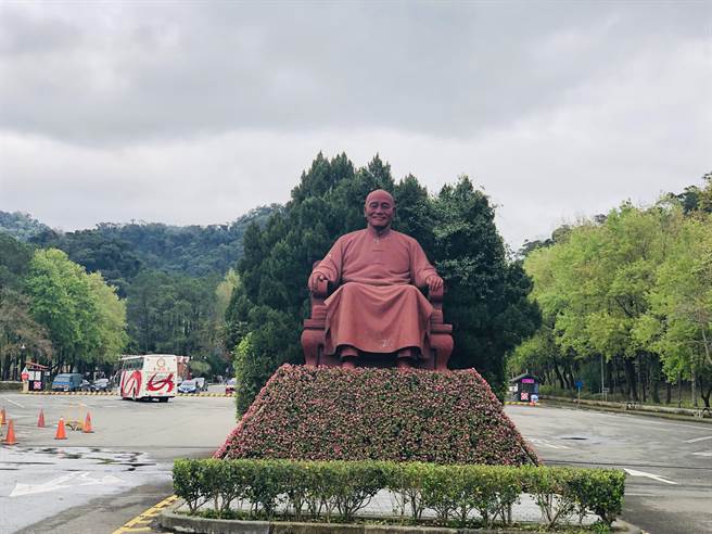 桃园市慈湖园区网路谣传拆光光，桃市府风景管理处澄清停车场蒋公铜像将后移5公尺，并非拆除。（本报资料照片）