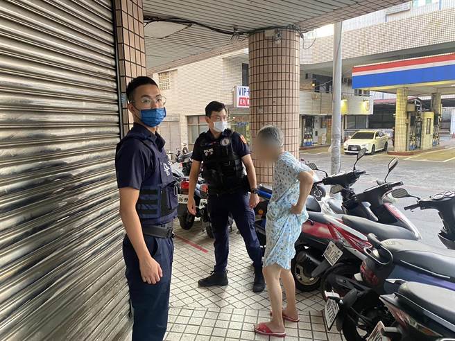 桃警实习生认真值勤，助失智长者回家。(警方提供／吕筱蝉桃园传真)