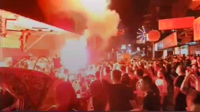 新北市樹林昨(8)日晚間有舉辦一場祈福繞境活動，期間有兩隊陣頭因迎轎問題發生衝突，結果其中一方的陣頭成員竟燃放信號彈示威，加劇事態發展後便逃逸無蹤。(黃敬文翻攝)