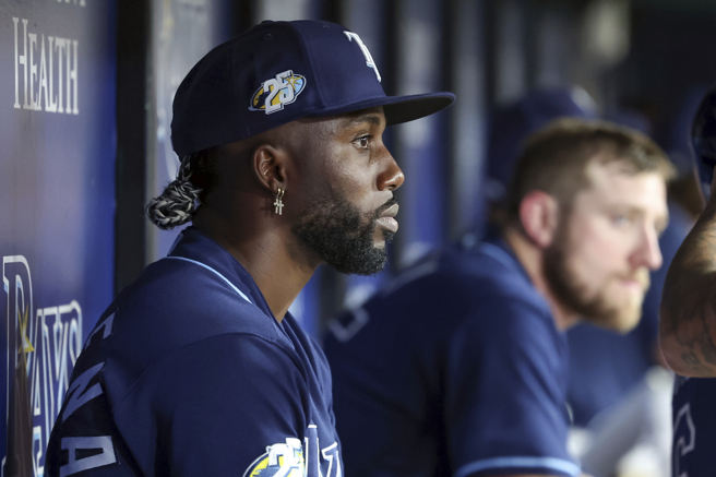 以往在场上相当热情的阿罗萨雷纳，也显露严肃表情。（美联社）