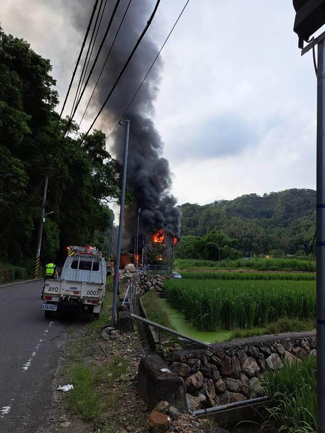 南投县埔里镇向善路1处铁皮屋下午4时57分传出火警，造成1名女子死亡。（民眾提供／潘虹恩南投传真）