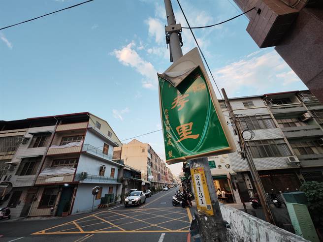 该指示牌日照的时间相当均匀，因为四周房屋的关系，几乎没有遮蔽物，上午晒正面，下午晒背面。（吴建辉摄）