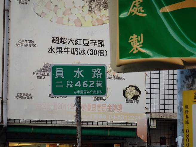 旁边也有几块一样同时制作的指示牌，但都没有发生这样的情况。（吴建辉摄）