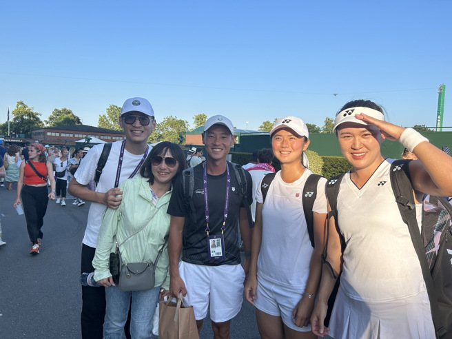 台湾网球女将吴芳嫺（右2）和大陆朱琳（右1）在温布顿锦标赛合作女双。（资料照／何智仁提供）