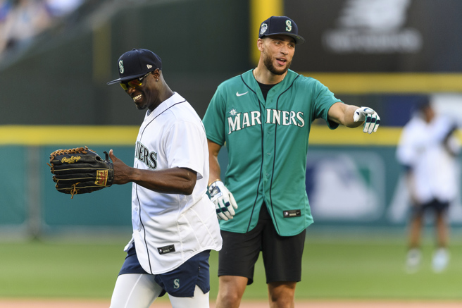 拉文（右）沒收卡麥隆（左）的深遠飛球。（美聯社）