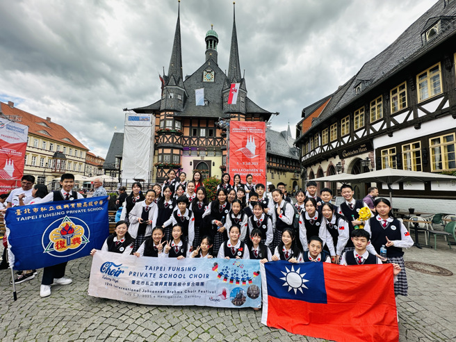 德国布拉姆斯国际合唱大赛，復兴中学合唱团勇夺少儿组金奖。（图／復兴中学提供）