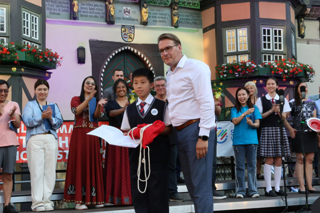 担任非洲鼓演奏的七年级游亭纬同学，以充满生命力的鼓声，荣获评审特别奖。（图／復兴中学提供）