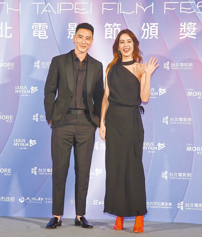 王阳明（左）和陈庭妮昨担任颁奖人。（粘耿豪、罗永铭摄）