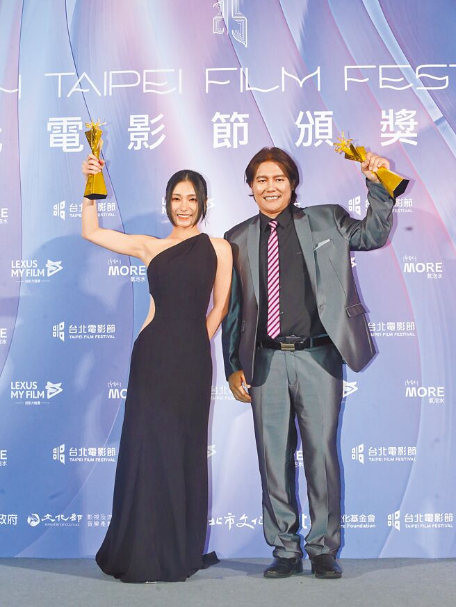 叶晓霏（左）与洪金辉昨双双获奖，是北影新演员奖首次开双蛋黄。（粘耿豪、罗永铭摄）